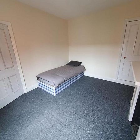 2 Bedroom House - Hopefield Road Лестър Екстериор снимка
