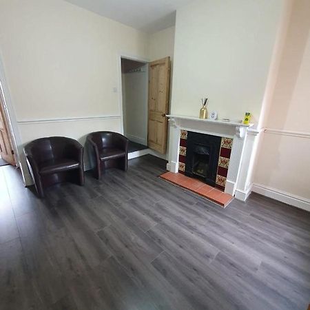 2 Bedroom House - Hopefield Road Лестър Екстериор снимка