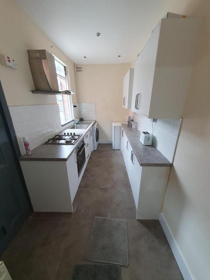 2 Bedroom House - Hopefield Road Лестър Екстериор снимка
