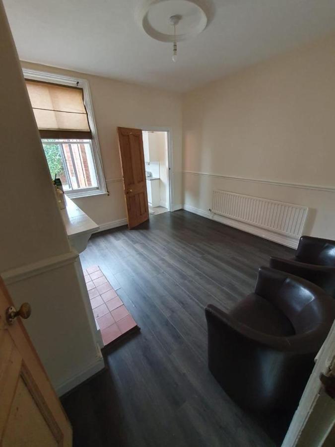 2 Bedroom House - Hopefield Road Лестър Екстериор снимка