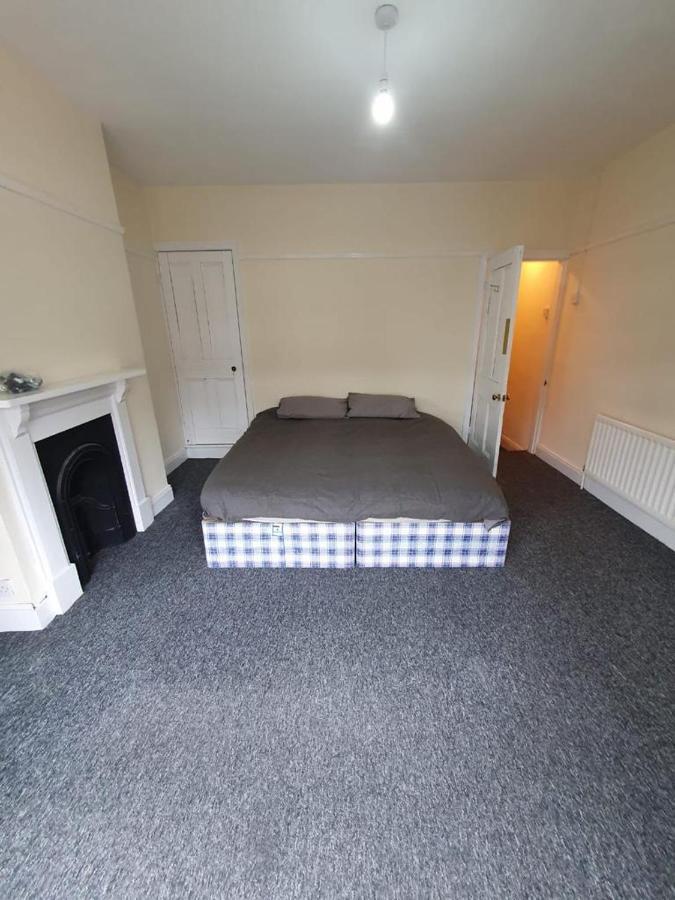 2 Bedroom House - Hopefield Road Лестър Екстериор снимка